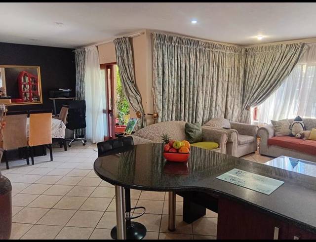 3 BEDROOM TOWNHOUSE FOR SALE IN THATCHFIELD
